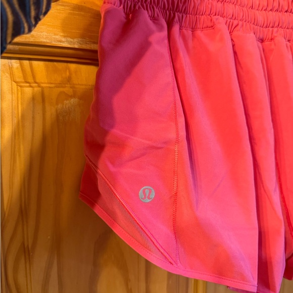 lululemon Hottie Hot Low Rise Short 2.5” in Lipgloss Size 8 - Picture 4 of 4